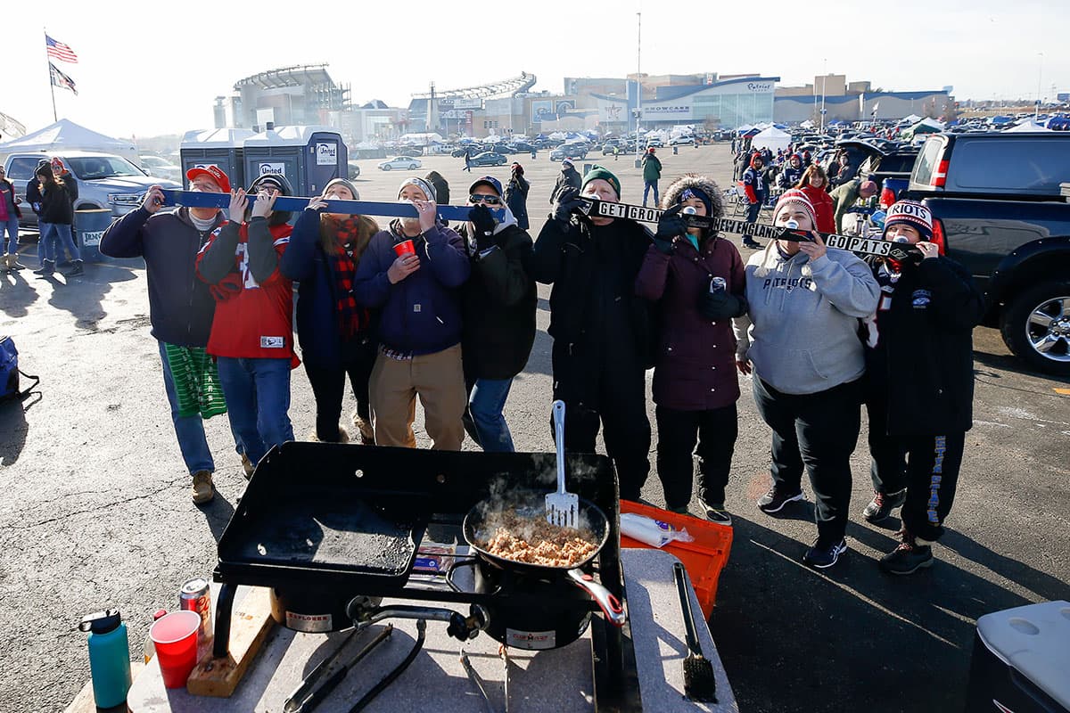 En el parqueadero de Gillette Stadium los fanáticos se congregaron alrededor de la parrilla para comer y calentarse.