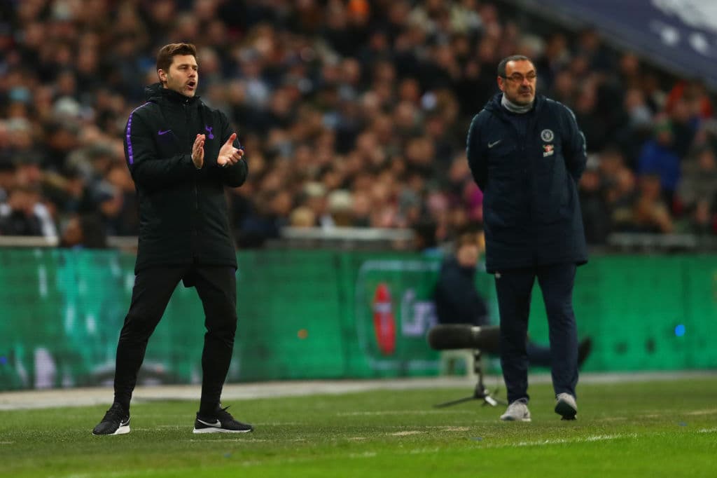Mientras Mauricio Pochettino (izq) daba voces, desesperado porque su equipo se desdibujaba, Mauricio Sarri se relajaba, aunque el marcador no le favorecía al Chelsea.