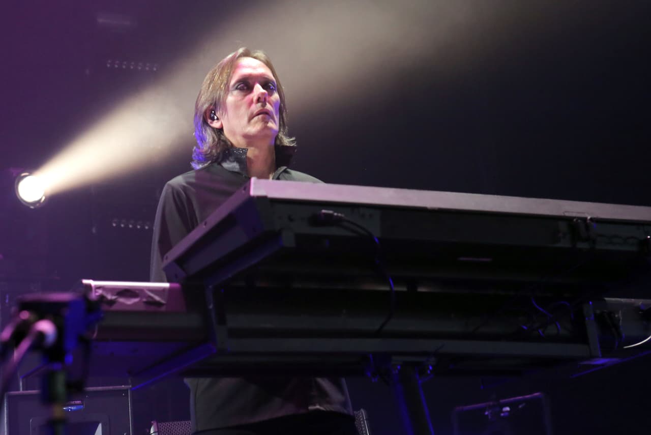 En esa línea de rockeros fanáticos del West Ham está la de Roger O'Donell, de la banda The Cure, que es otro seguidor del equipo inglés.