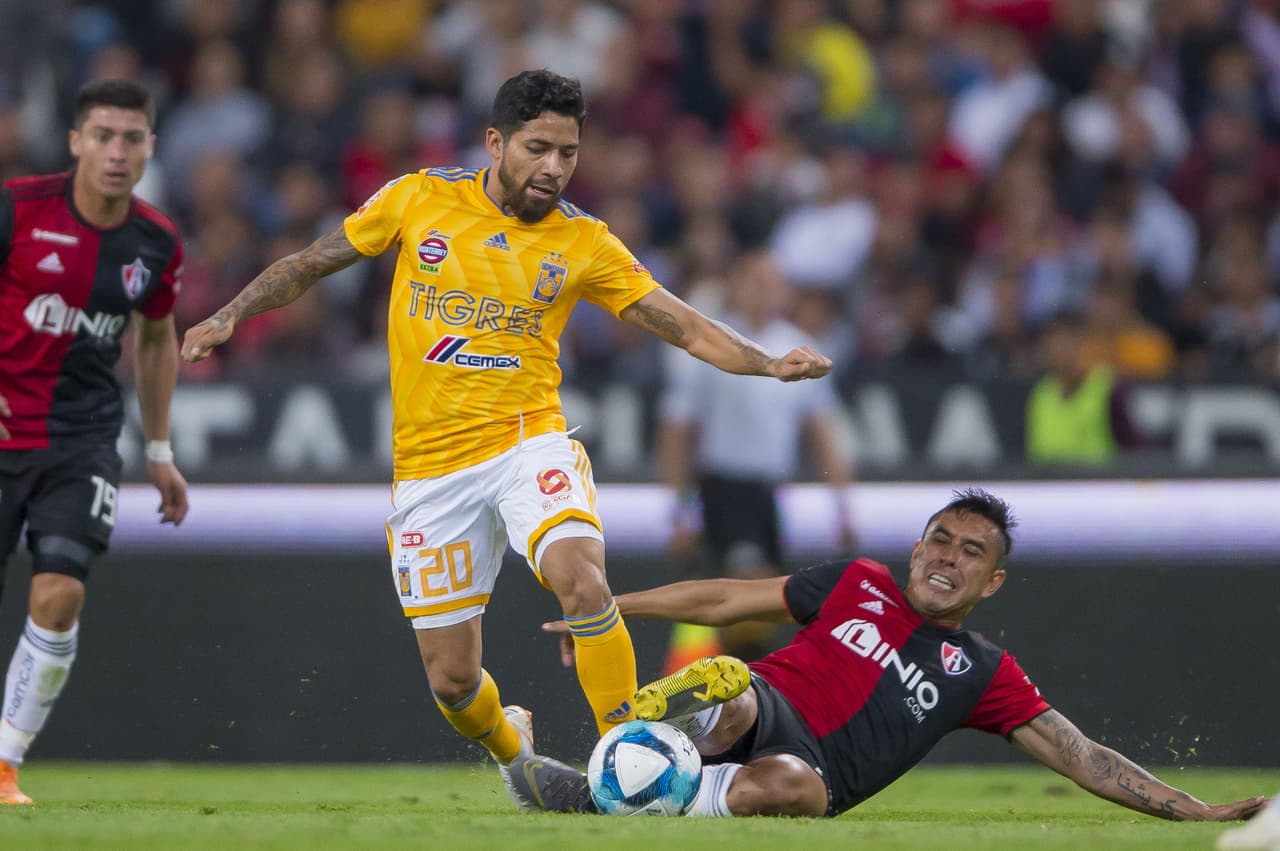 En la parte complementaria la disputa por el esférico fue constante y ninguna de las dos escuadras pudo imponer con claridad su estilo de juego.