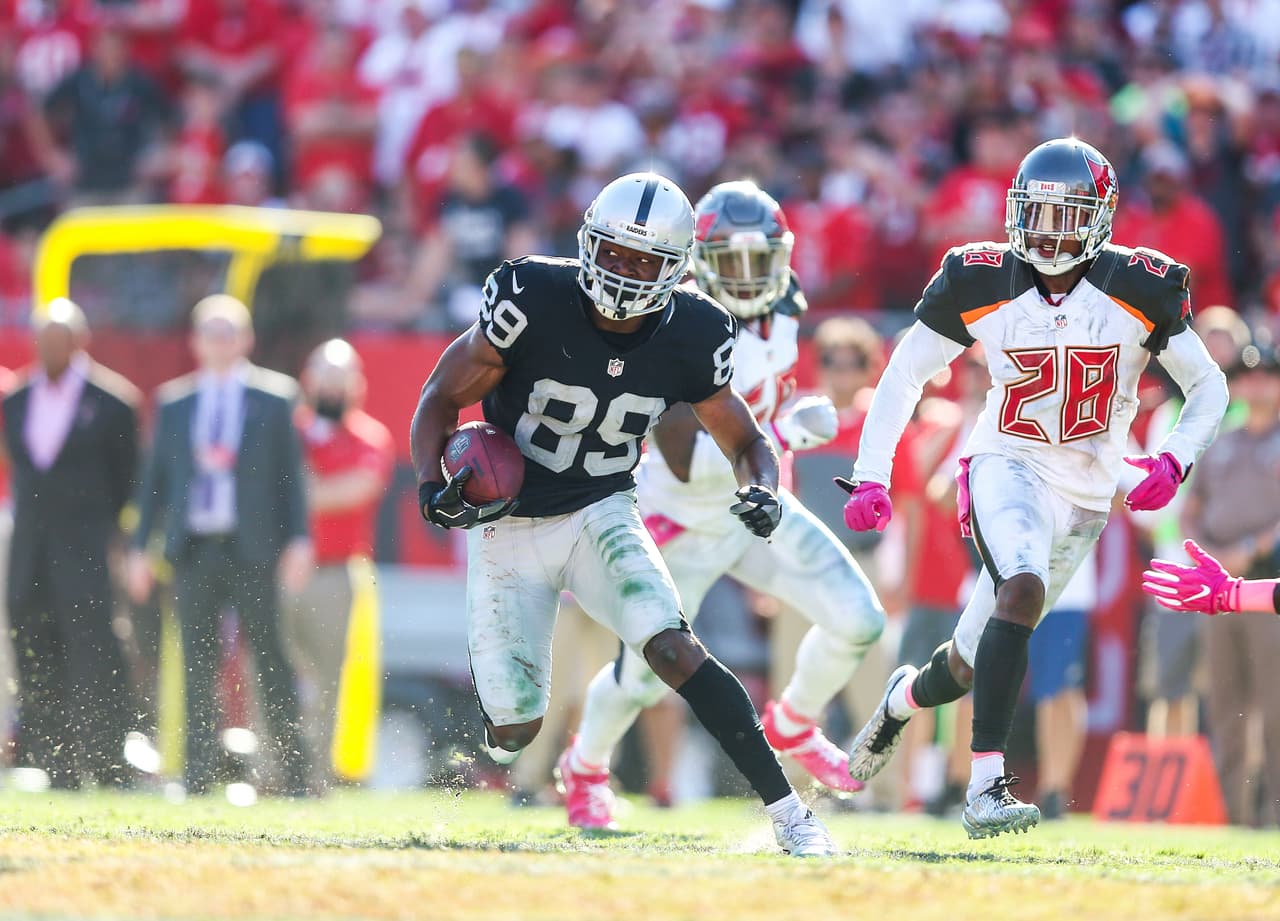 <b>Amari Cooper – WR, Oakland Raiders</b>
<br>Los Raiders son el equipo sorpresa de la temporada 2016 y en esta octava jornada contaron con una soberbia actuación de su mejor hombre, Amari Cooper. El receptor estrella recibió 12 balones con los que acumuló 173 yardas frente a los Buccaneers y conquistó las diagonales una vez para ayudar a su equipo a conseguir la sexta victoria de Oakland en la campaña.
