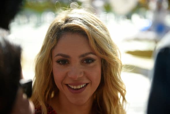 Shakira a punto de salir a cantar. Mira aquí los videos más chismosos.