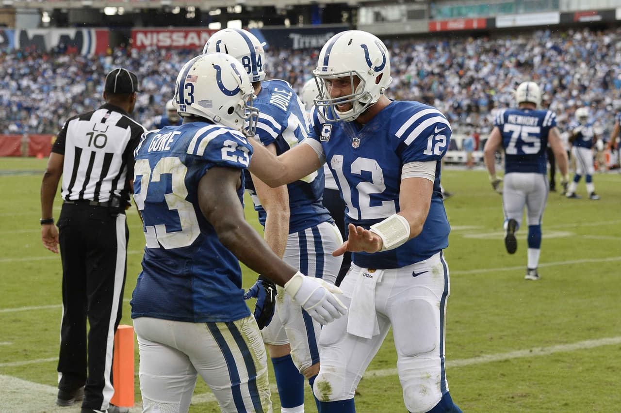 Andrew Luck lanzó dos pases de touchdown en 56 segundos durante el cuarto periodo para guiar a los Colts a su primera victoria de la temporada, al vencer a los Titans 35-33.