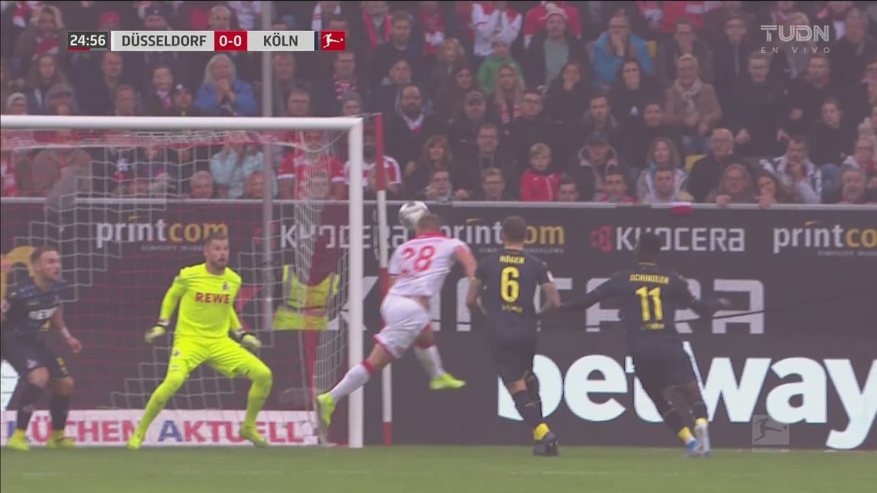 ¡Se atravesó el poste! El metal le niega el gol al Fortuna