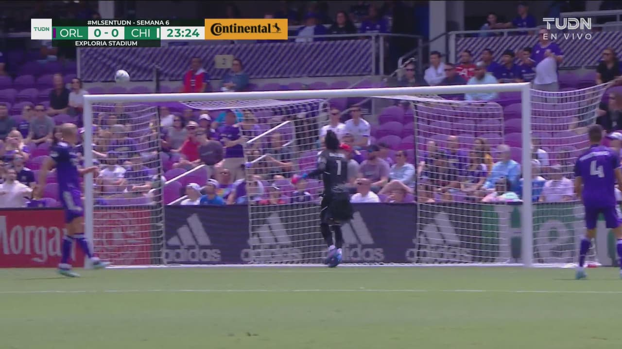 ¿Cómo no entró el esférico? Kacper apunta al ángulo y roza el travesaño