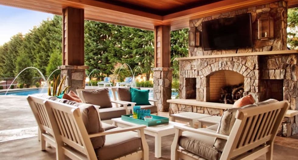 Su porche es de madera y ladrillo con vista al exterior, muy acogedor.