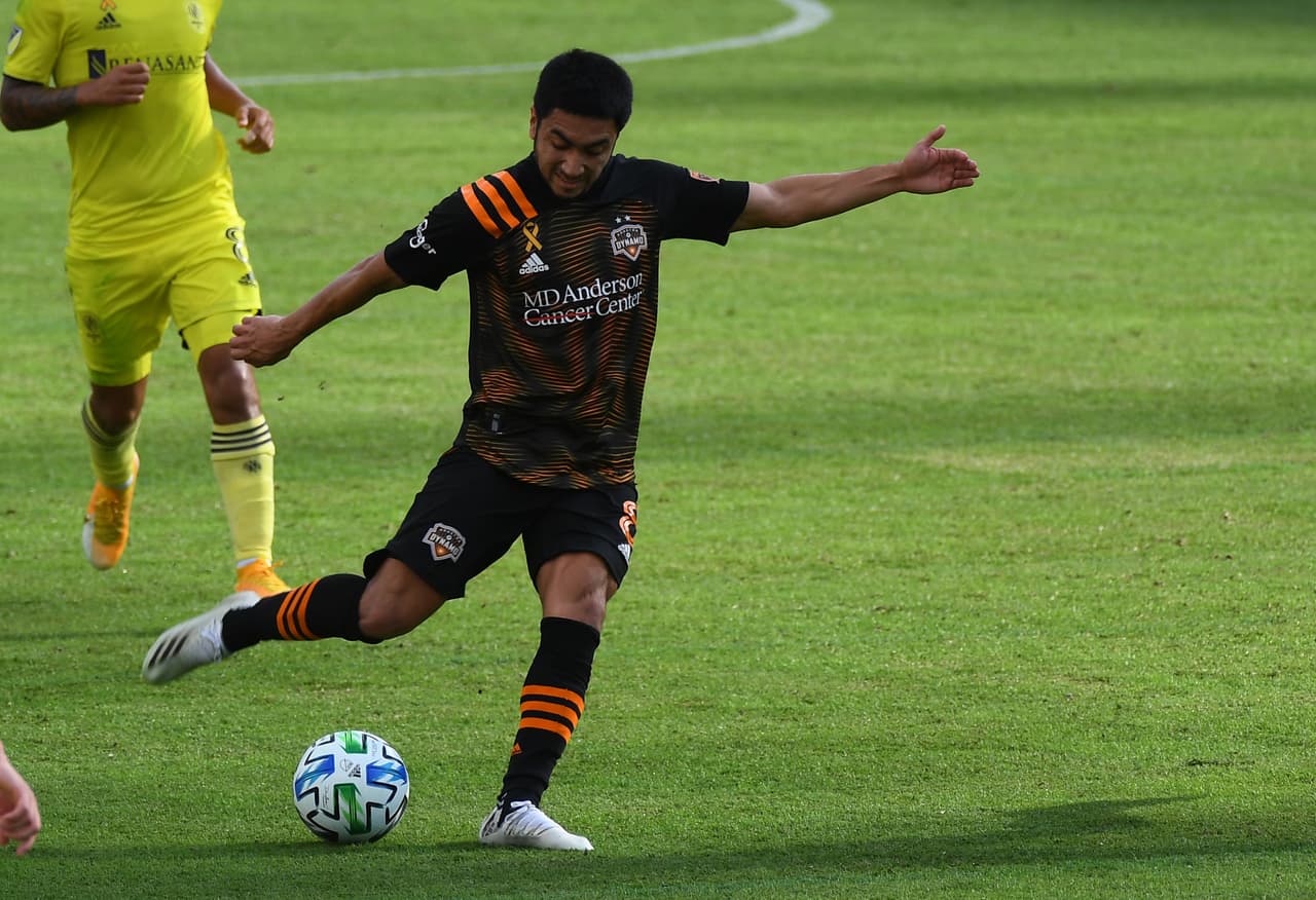 El uniforme principal altera el orden: negro como tono principal, naranja en los detalles.