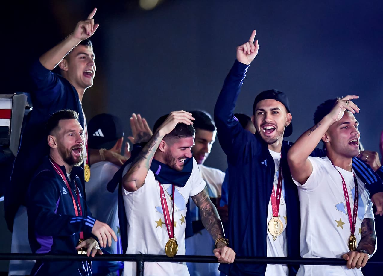 Festejos de la selección argentina en Buenos Aires tras ganar el Mundial Qatar 2022.