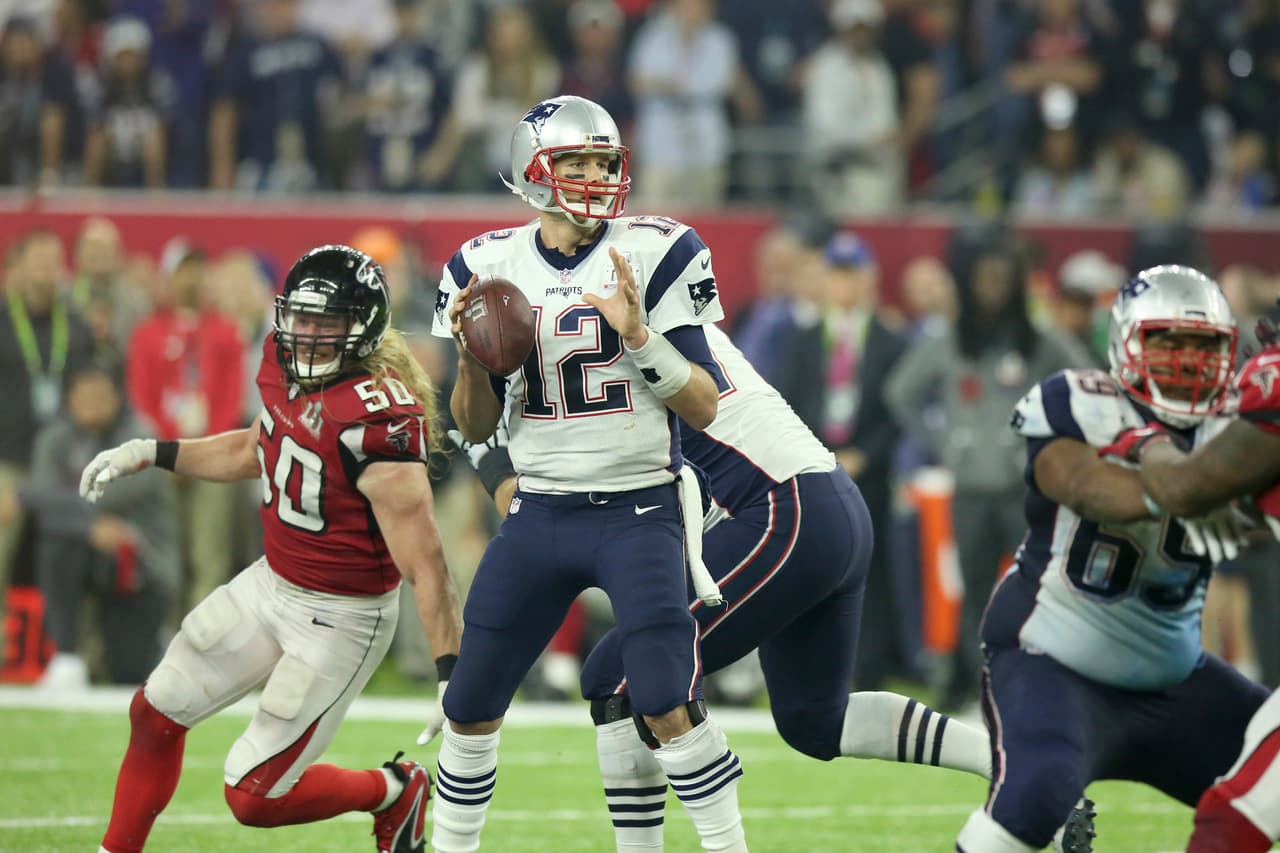 El partido arrancó complicado para ambos equipos, que no podían abrir el marcador en el primer cuarto, y el quarterback de los Patriotas que no lograba conectar sus envíos ni tenía mucho tiempo para lanzar.
