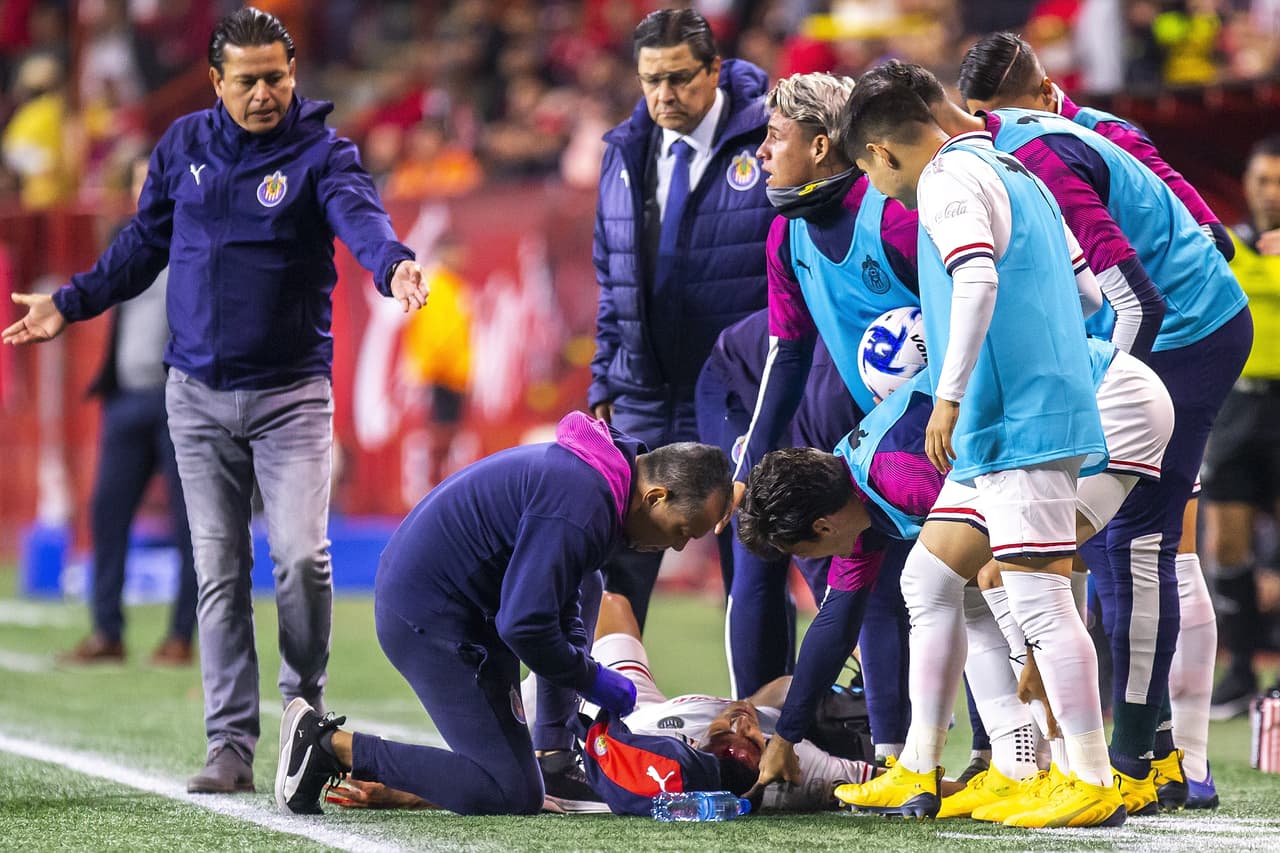 El jugador del Rebaño Sagrado quedó con una gran herida en la cabeza pero continúo jugando a pesar del impacto.