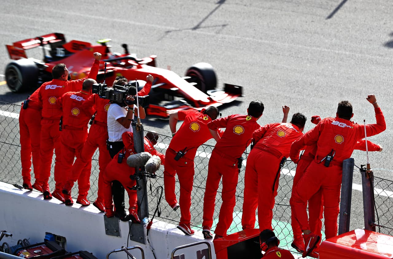 El equipo de Ferrari celebrando en los pits.