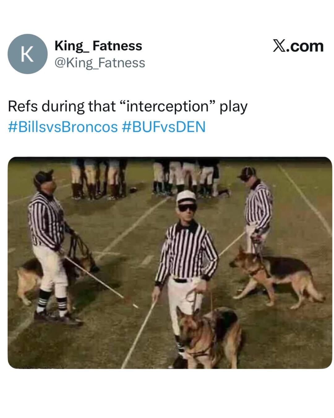 Los árbitros durante esa jugada de "intercepción"