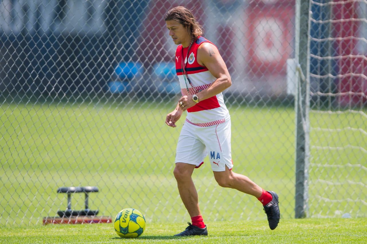 Mientras que Almeyda, con 43, se retiró tan solo hace 6 años y muestra de su vitalidad es la participación activa con el grupo en cada entrenamiento. De cortos y a patear el balón.
