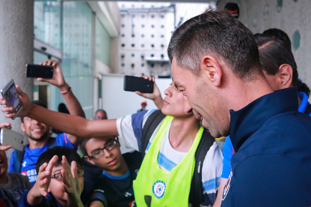 Uno de los primeros en salir fue el técnico portugués Pedro Caixinha, quien gustoso, como lo hizo en Monterrey, se tomó el tiempo para saludar a los aficionados.