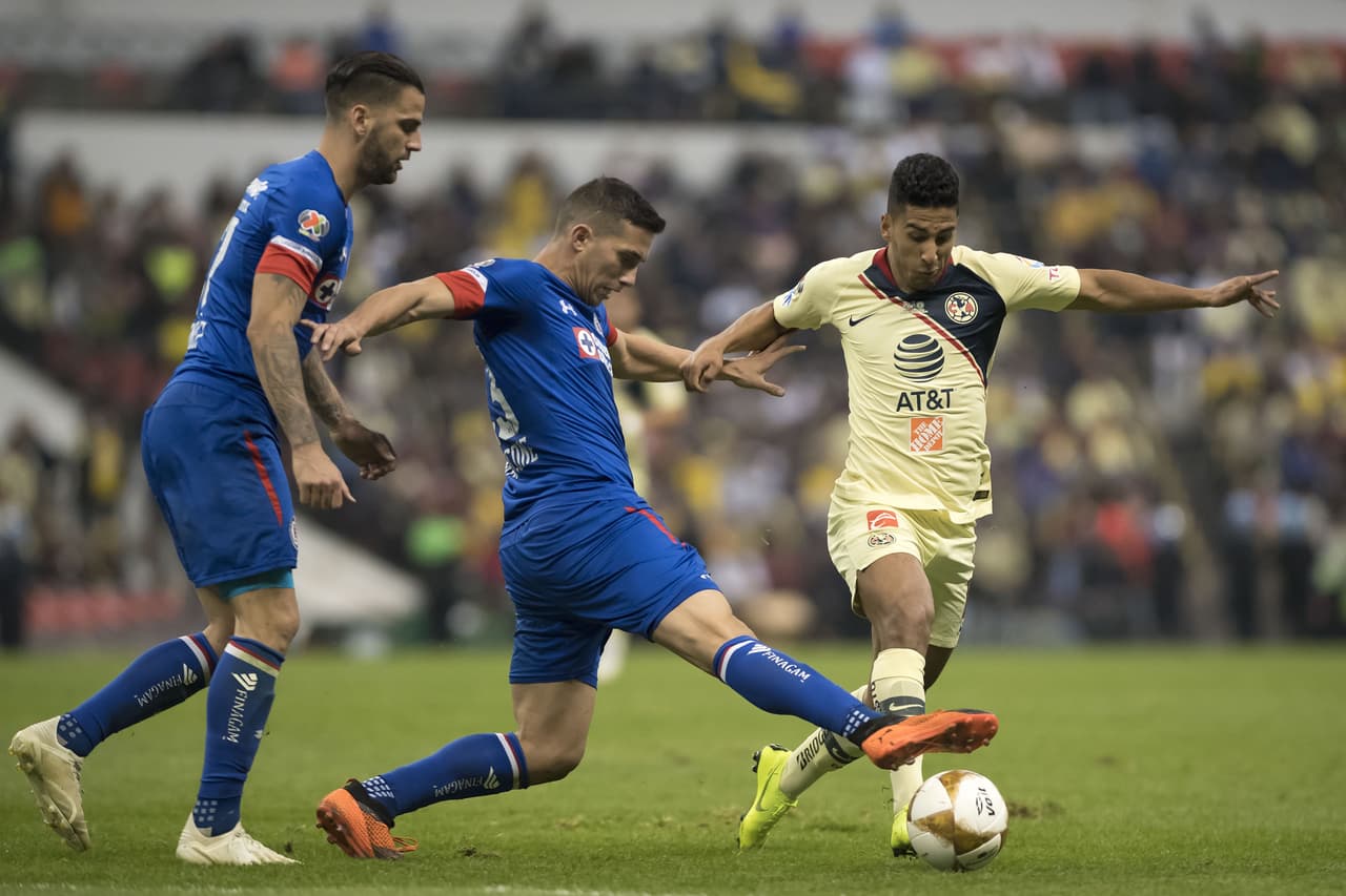 Iván Marcone, un recuperador de balón espectacular y eficiente, aquí dando el sello al juego con su cualidad primaria: meter fuerte la pierna.