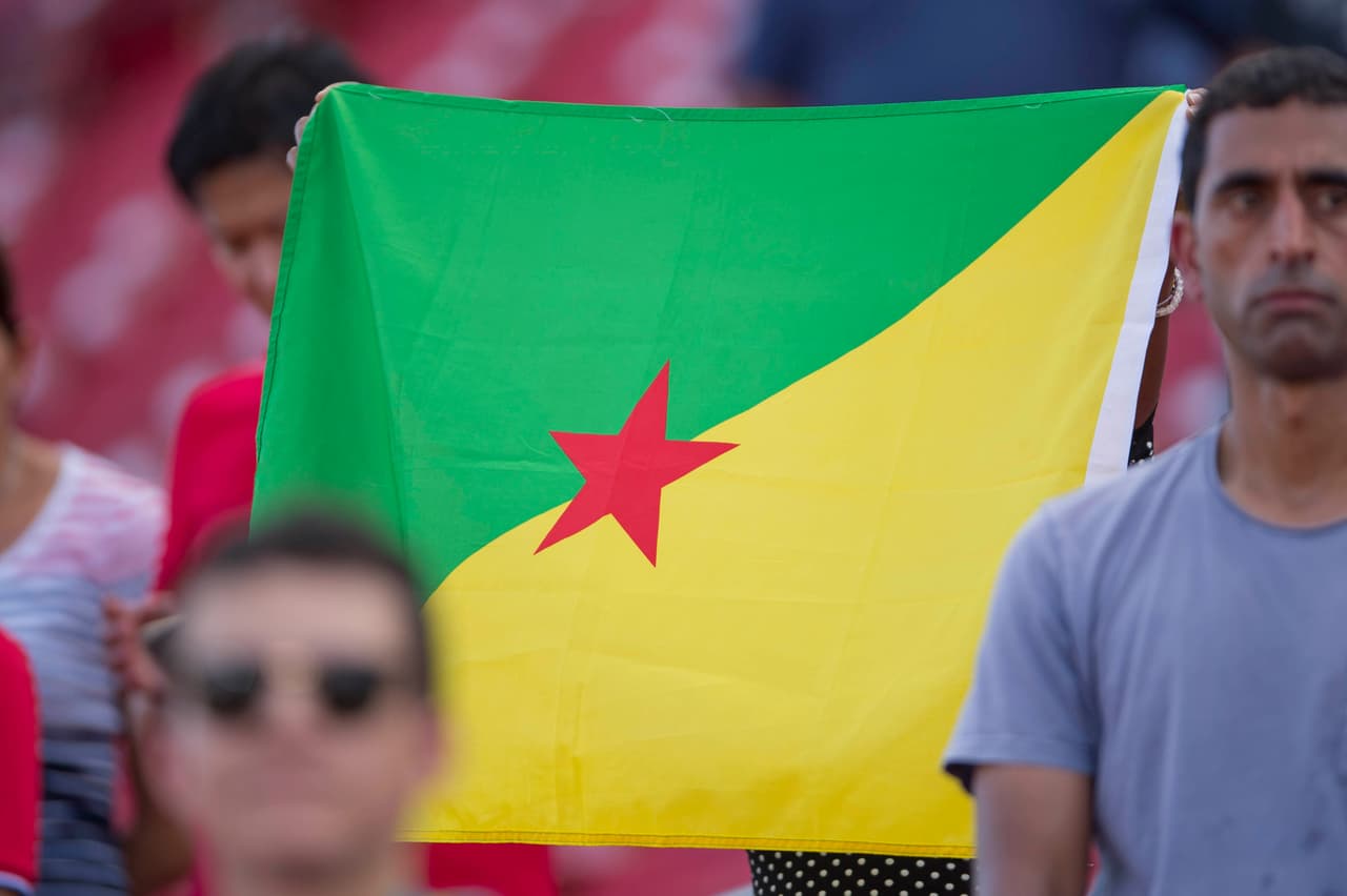 Banderas, rostros pintados y muchos gritos de apoyo fueron la constante entre los pocos aficionados que acudieron al juego entre Costa Rica y Guayana Francesa.