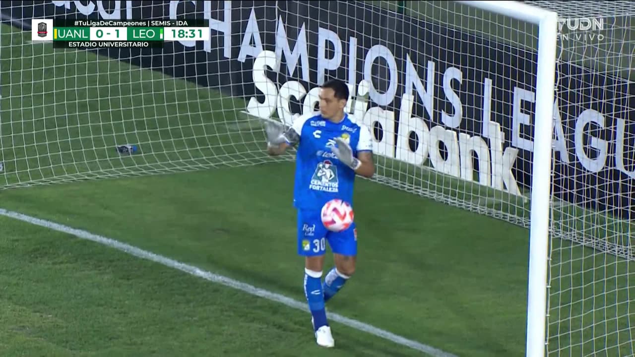 ¡TIRO ATAJADO! disparo por André-Pierre Gignac.