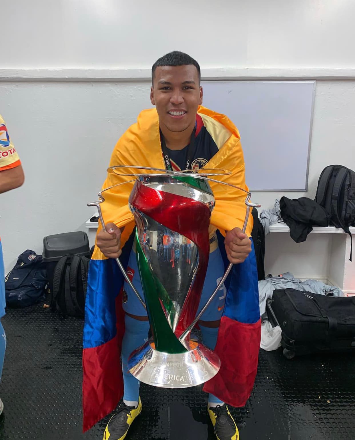 Varios jugadores del América, así como sus parejas, han compartido en sus redes sociales parte del festejo del título de la Copa MX que ganaron en la noche del miércoles en la cancha de Juárez.