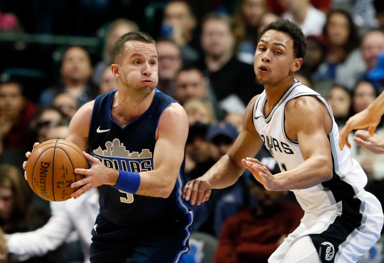 3- José Juan Barea anotó 16 puntos, incluidos 14 en la segunda mitad, y los Mavericks de Dallas estropearon el regreso del astro Kawhi Leonard con San Antonio al derrotar 95-89 a los Spurs.