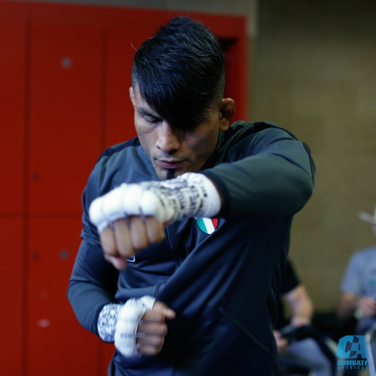 El colorido y la alegría, junto a los rituales y detalles en la intimidad de los atletas, fueron parte del Combate Américas en la fiesta de las artes marciales mixtas.