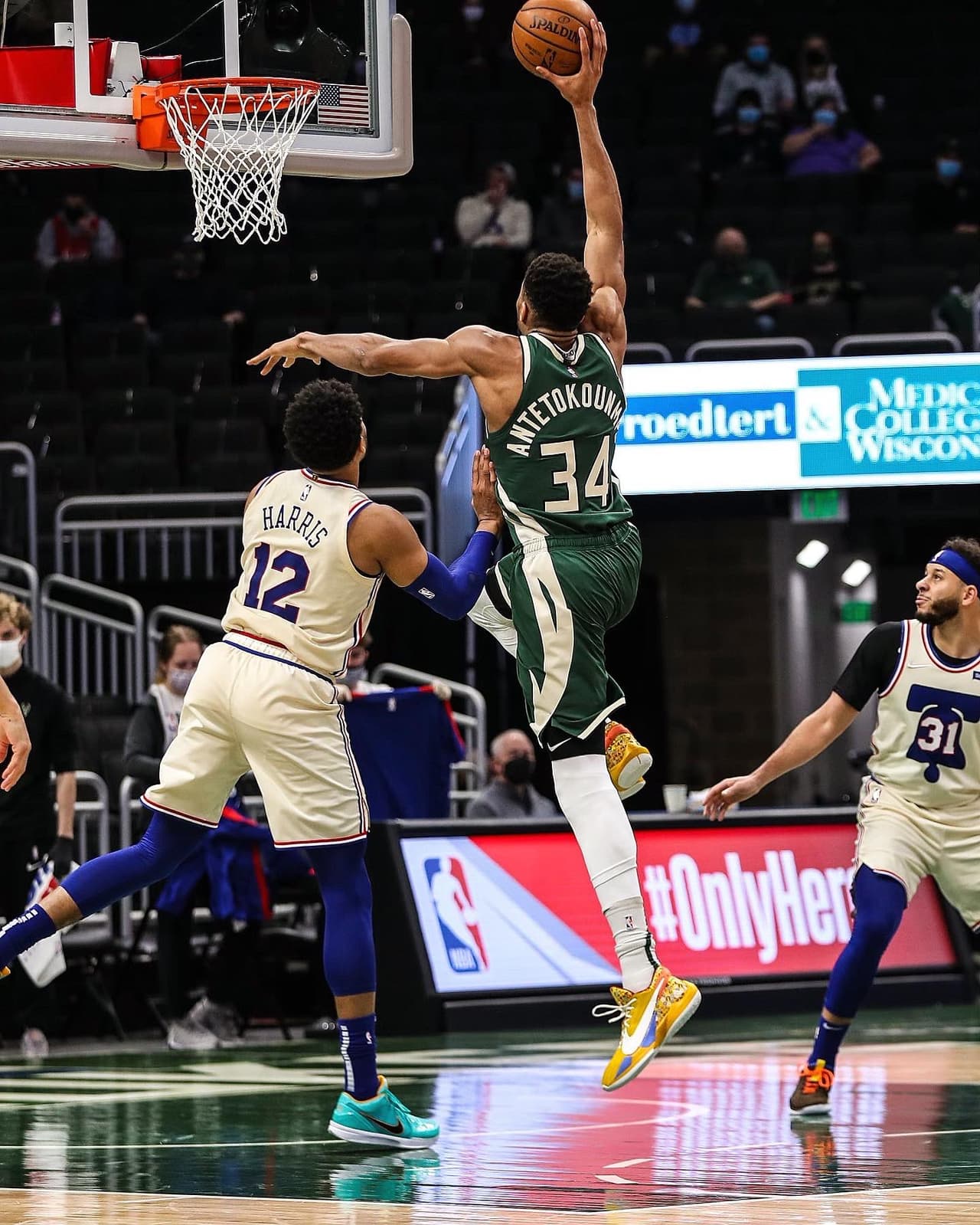 Antetokounmpo y Bucks le pegan a los Sixers en la cima del Este