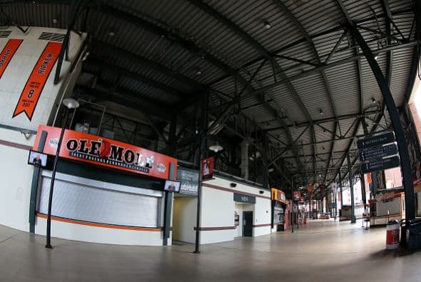 Mientras los ánimos siguen caldeados en Baltimore, los Orioles jugaron contra los Medias Blancas, pero en un estadio vacío, por primera vez en la historia.