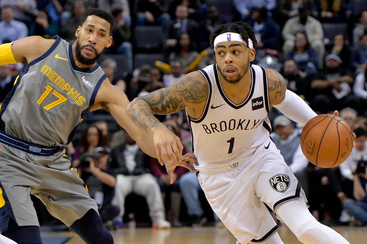 Con 23 puntos y 10 asistencias de D'Angelo Russell (derecha), los Brooklyn Nets superaron 109-100 a Memphis Grizzlies.