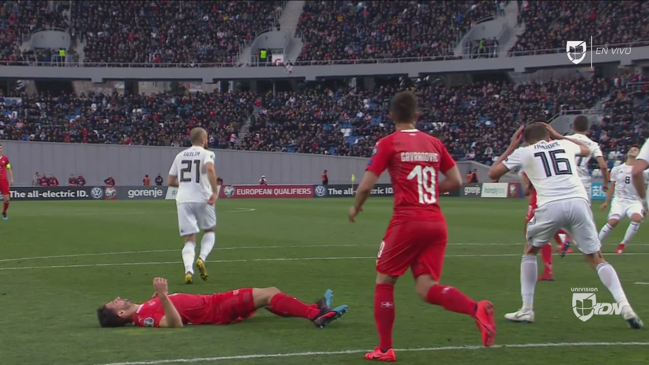 ¡Tremendo susto! Schär queda inconsciente tras choque de cabeza en un tiro de esquina