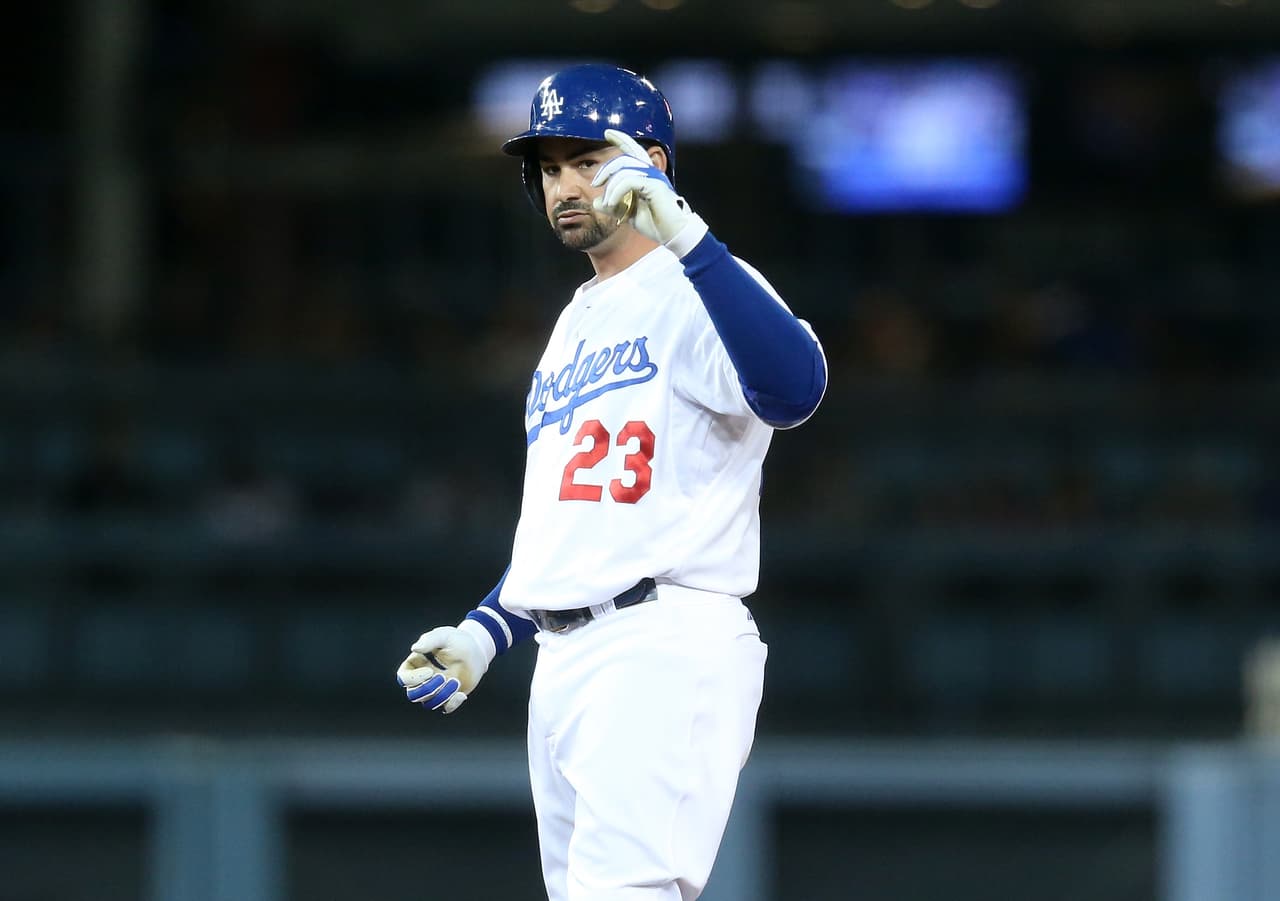 Los Dodgers enviaron al mexicano junto con Brandon McCarthy, Scott Kazmir, Charlie Culberson y consideraciones en efectivo a Atlanta Braves a cambio de Matt Kemp.