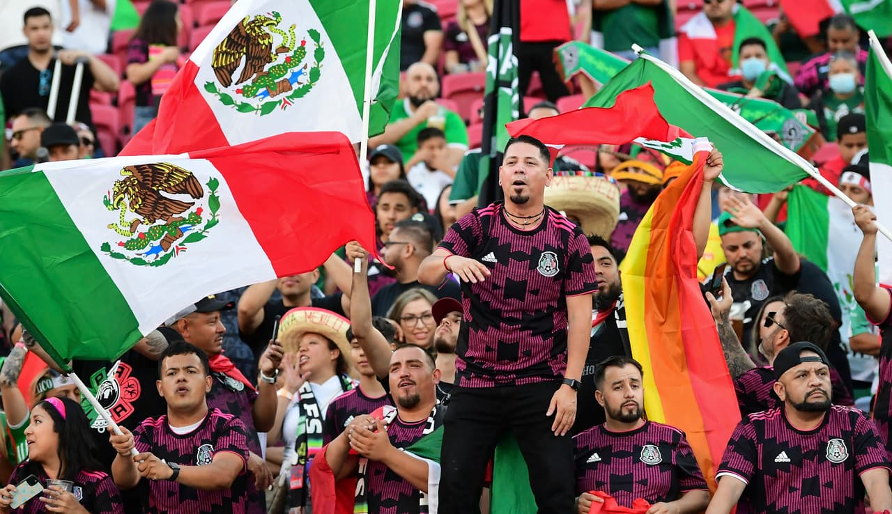 La afición mexicana se comportó en las gradas del Memorial Coliseum tras el mensaje de 'HH' antes del silbatazo de arranque y por la feria de goles en la cancha.