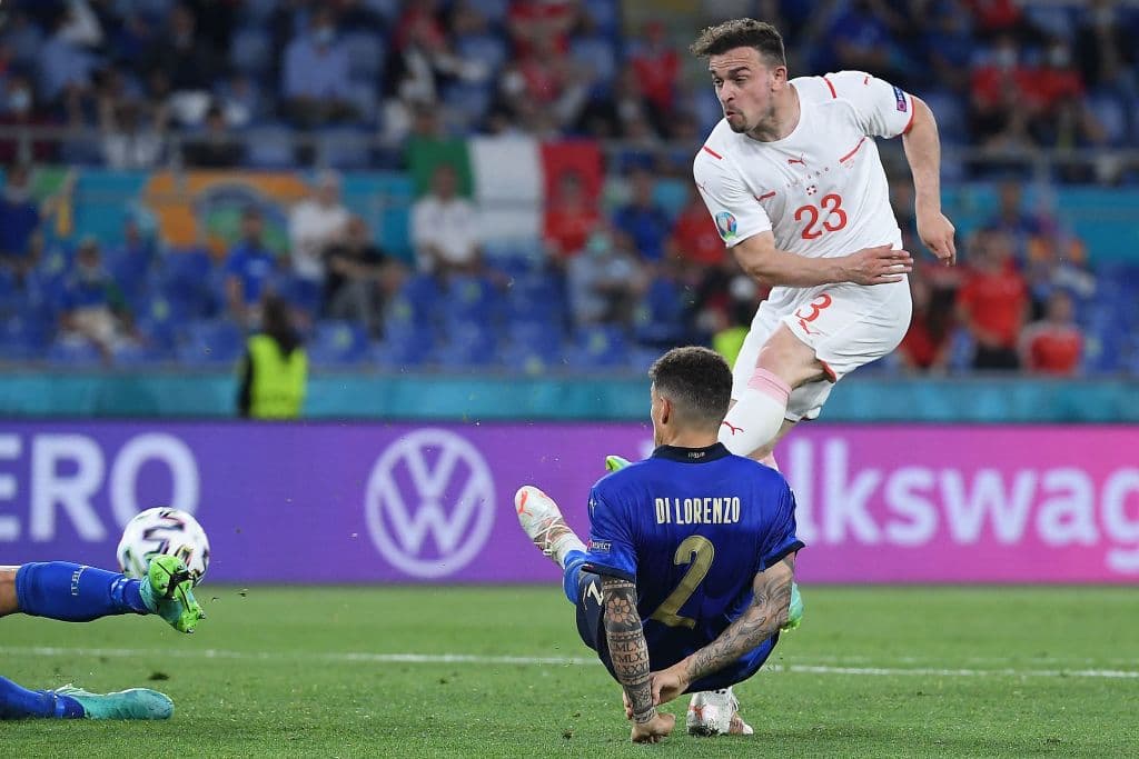 Italia golea a Suiza 3-0 y asegura ya su pase a octavos de final de la Euro 2020. Locatelli propinó un doblete, mientras que Immobile aportó un gol para su victoria. La escuadra 'Azurra' no ha recibido goles desde el 14 de octubre del 2020.
