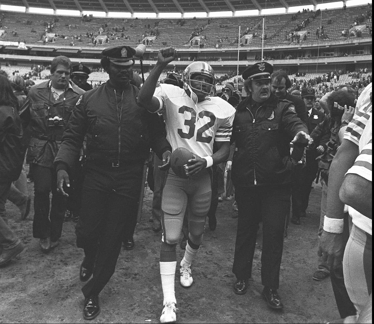 Luego de una brillante carrera con los Buffalo Bills, O.J. Simpson se retiró en 1978 vistiendo los colores de los San Francisco 49ers. Iniciaba carrera como comentarista y actor. Pero el futuro no tendría cosas muy gratas.