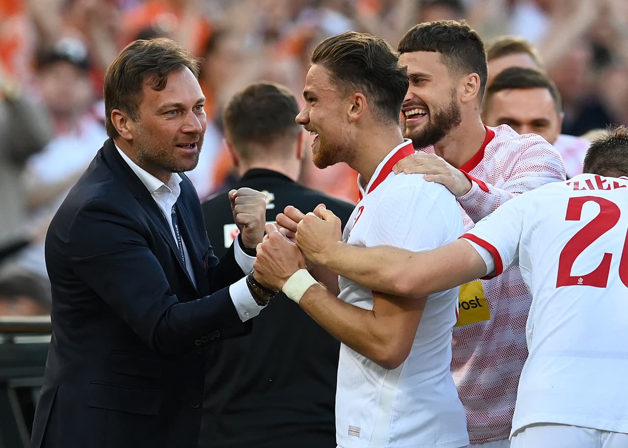 Polonia se puso en ventaja de dos goles gracias a los tantos de Cash y Zieliński, pero los Países Bajos reaccionaron con las anotaciones de Klaassen y Dumfries.