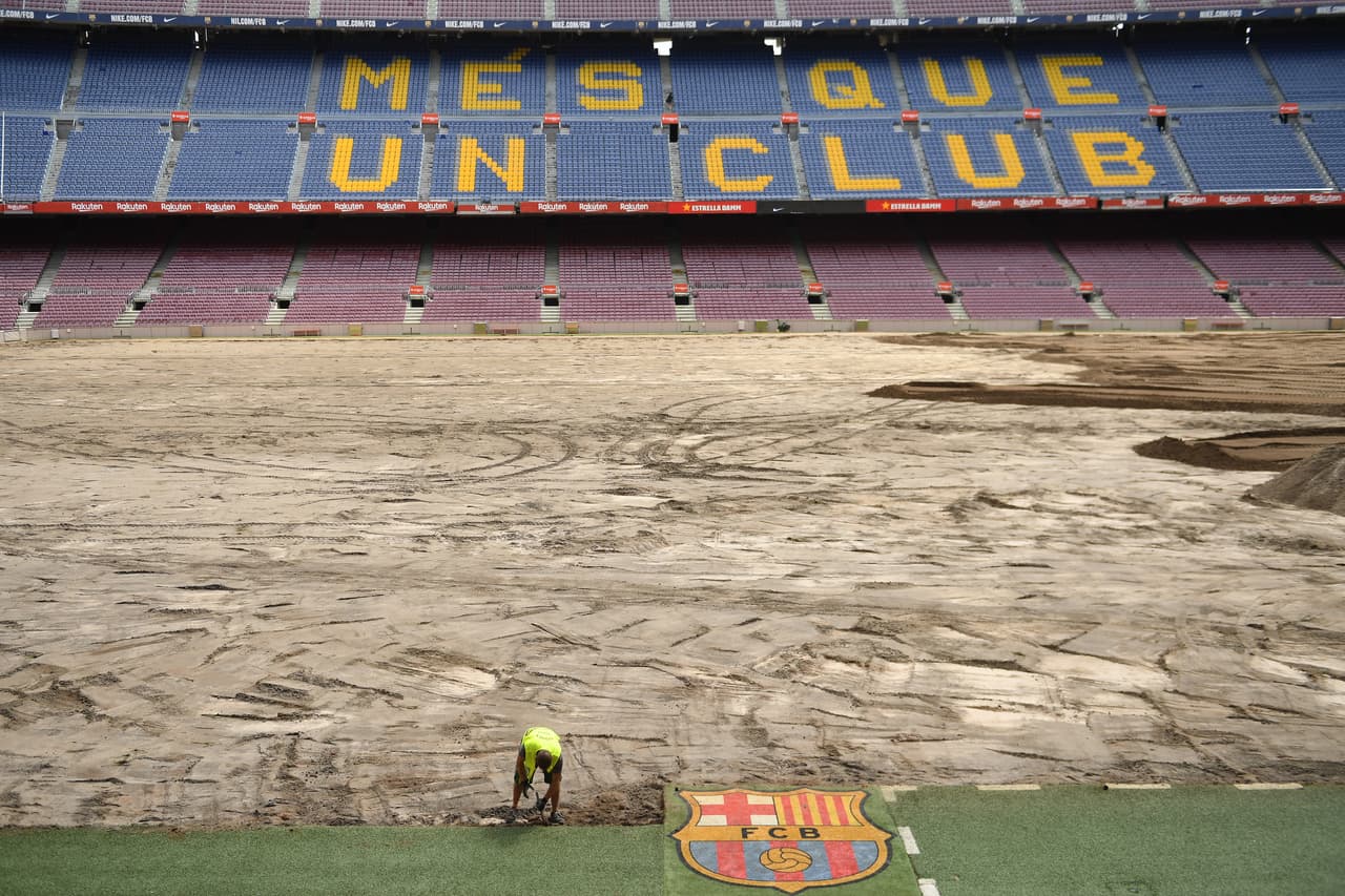 A poco más de un mes del inicio de la nueva temporada de La Liga, el F.C. Barcelona ha comenzado los trabajos en su estadio. El Camp Nou está mudando de césped y el progreso va como lo esperado para poder tenerlo en perfectas condiciones el día 4 de agosto cuando se juegue en Trofeo Joan Gamper ante el Arsenal.