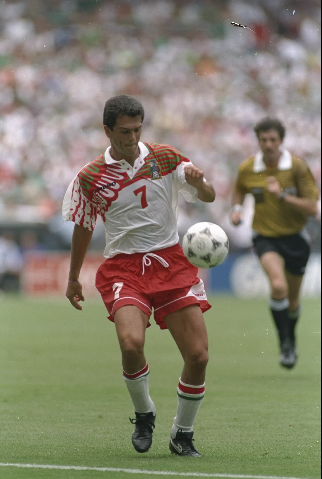 <b>6. México (Estados Unidos 1994) - </b>La playera titular del Tri en este Mundial se ha ganado elogios a lo largo del tiempo, pero el alternativo no gustó. El ala en la manga parecía como si la playera la hubiesen rasgado.