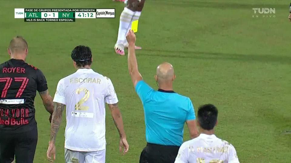 Tarjeta amarilla. El árbitro amonesta a Franco Escobar de Atlanta United FC