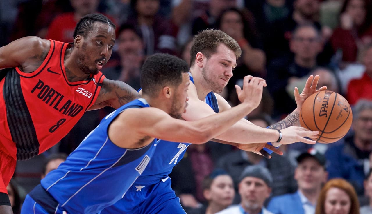 Dallas 118-126 Portland. Los Mavericks (28-43) apenas suman un triunfo en los últimos 10 encuentros y pese a los 24 puntos de Luka Doncic, no pudieron evitar la derrota a manos de los Trail Blazers (44-27). Por Portland se lució Damian Lillard con 33 puntos y 12 asistencias.