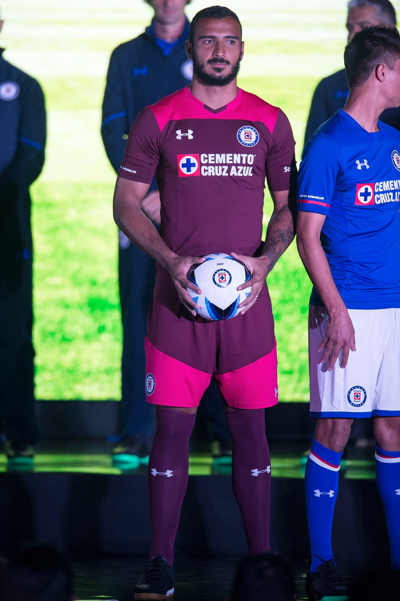 Y este otro en tonos vino con vivos en rosa mexicano será el principal para los arqueros, como pudo mostrar Guillermo Allison en el evento de esta noche.