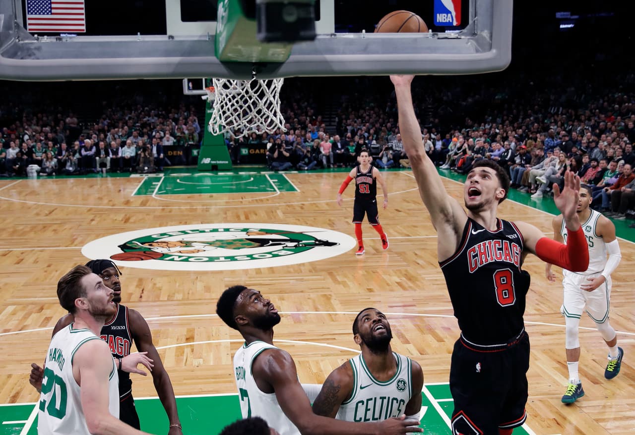 <b>Chicago 82-111 Boston</b>. Jaylen Brown anotó 18 puntos y Kyrie Irving 17 en el triunfo de Boston en el TD Garden sobre los Bulls, quienes apenas encestaron el 39 por ciento de sus intentos al aro.