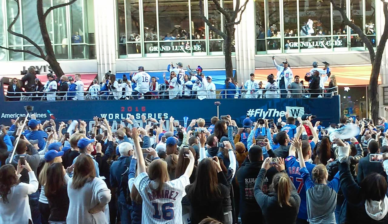 Miles de fanáticos de los Cubs salieron a la Milla Magnífica para ser parte del histórico desfile de la victoria por la Serie Mundial