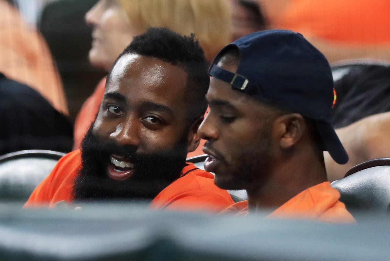 En las gradas, los jugadores de los Rockets de Houston, encabezados por James "La barba" Harden, asistieron para apoyar al equipo de su ciudad.