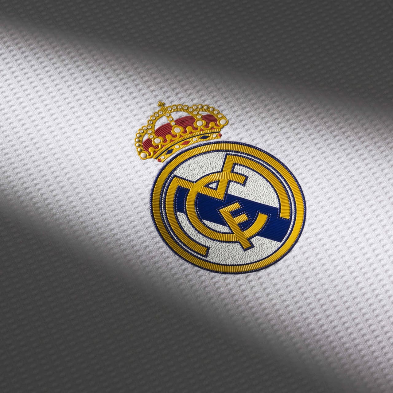 Adidas y Real Madrid presentan los nuevos uniformes para la campaña 2015-2016 con un objetivo muy claro: sólo importa la perfección. Para el Real Madrid ganar no es suficiente: cada victoria debe ser perfecta. ¿Qué te parece el uniforme?