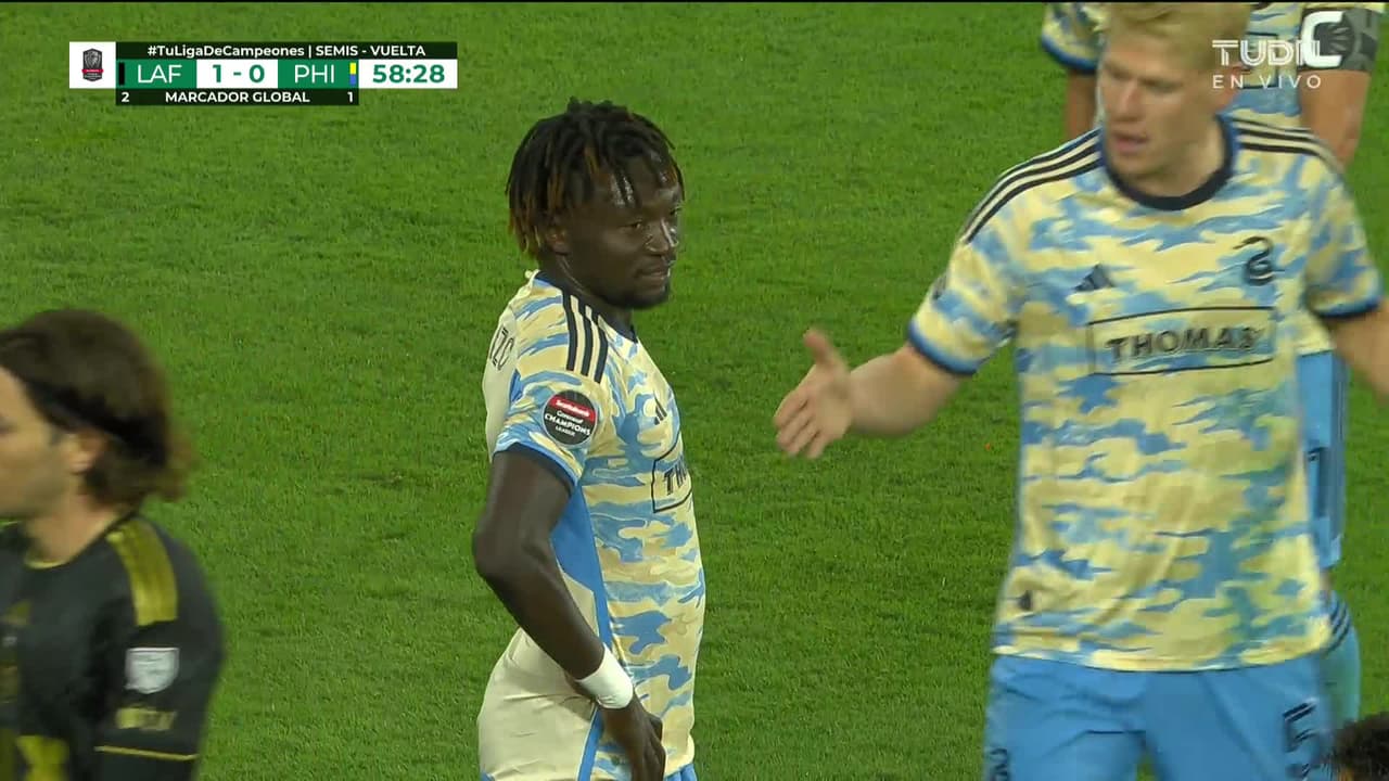 ¡Tarjeta Roja! Olivier Mbaizo recibe la segunda amarilla y se va del juego.