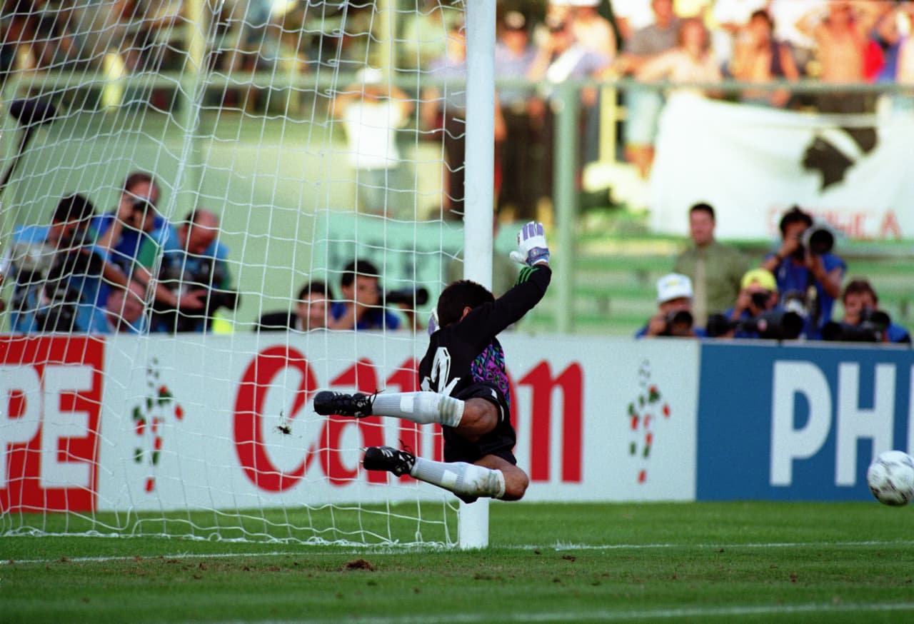 Sergio Goycochea llevó a Argentina a la final del Mundial de Italia 1990 con dos exhibiciones memorables en penales contra Yugoslavia e Italia.