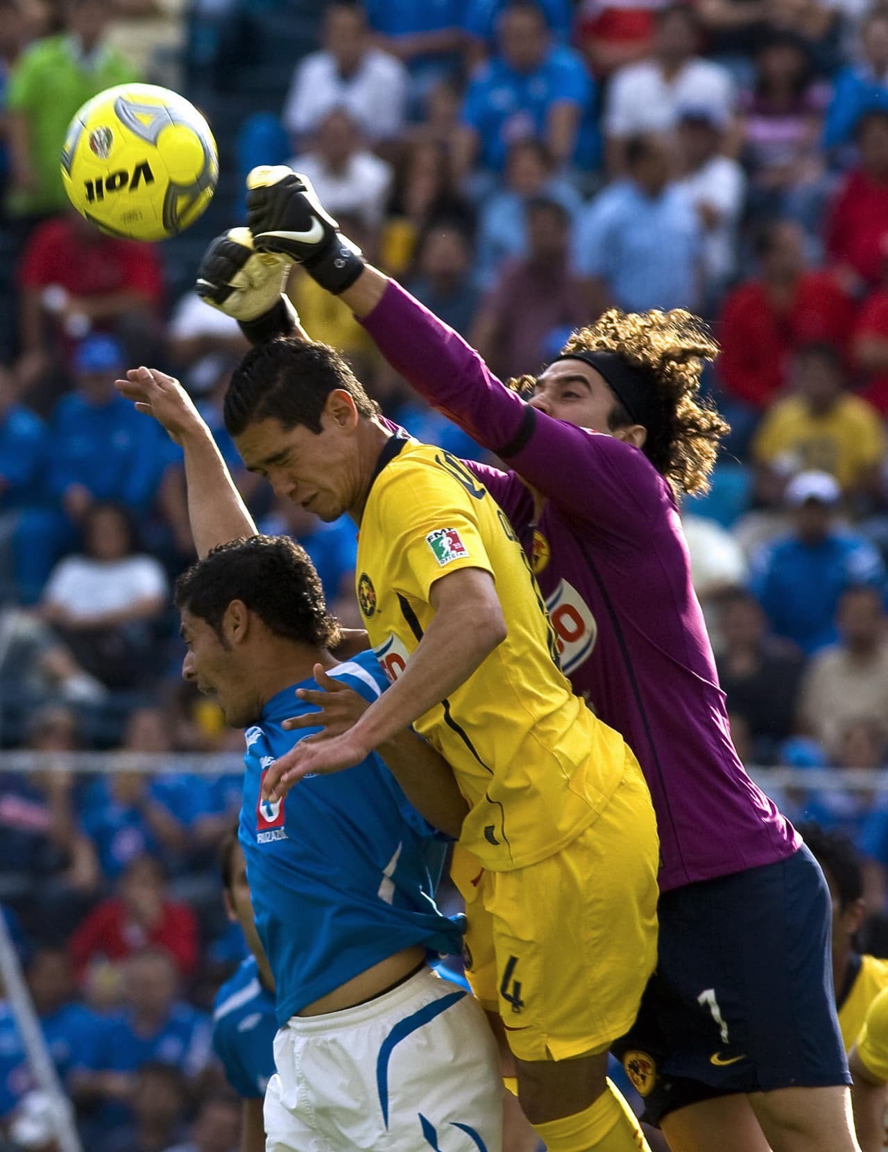 Sin embargo, el oficio del guardameta no solo consiste en exhibir reflejos rápidos bajo palos. También implica descolgar servicios y anticiparse, áreas de oportunidad en las que Ochoa debía trabajar más.