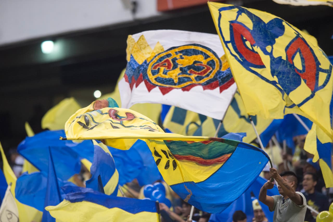 Las banderas americanistas se hicieron notar para demostrar que la localía en el estadio Azteca vale para el América.