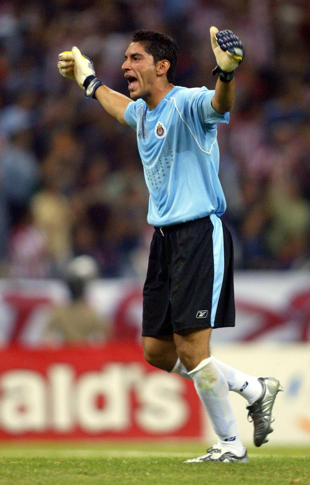 José de Jesús Corona es otro de los jugadores que ha vestido ambas playeras de Guadalajara. Debutó en el 2003 en Atlas, pero en el 2005 reforzó a las Chivas en la Copa Libertadores, siendo figura del juego ante Boca Juniors.