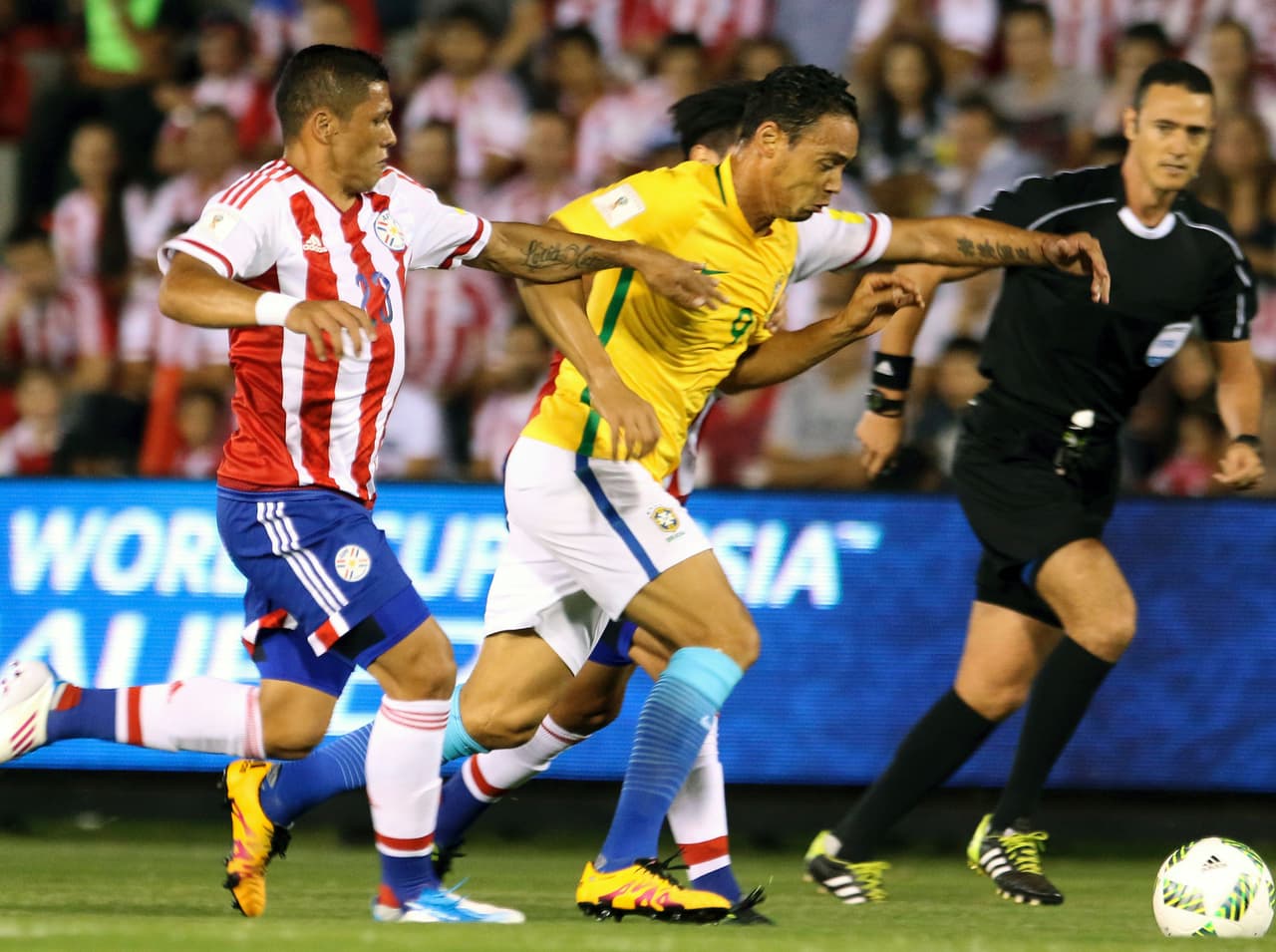 Paraguay empató 2-2 con Brasil