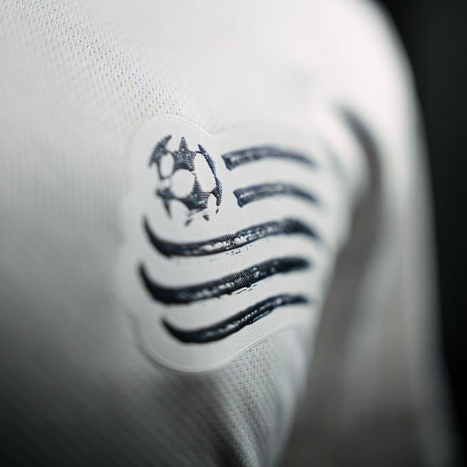 El logo de siempre del Revolution está presente.