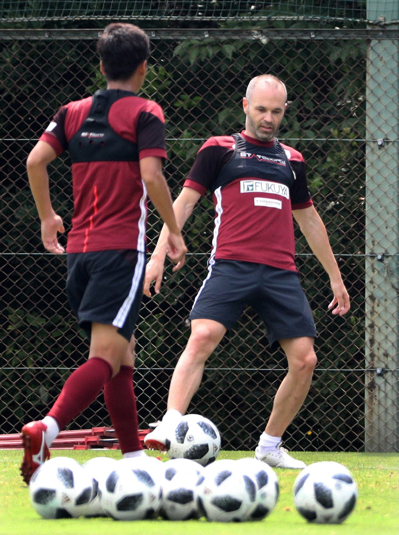 El exjugador del FC Barcelona e internacional con la Roja realizó una sesión de calentamiento y posteriormente participó en un rondo de pases con sus nuevos compañeros.